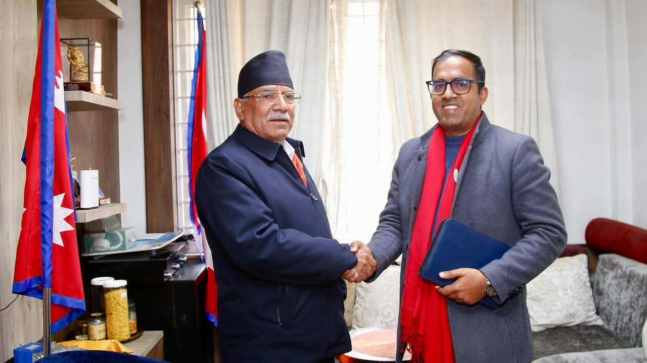 मकवानपुर–१ मा युवा उम्मेदवार विजय गौतमका पक्षमा मतदान गर्न प्रचण्डको आह्वान मकवानपुर । नेपाली कम्युनिस्ट पार्टीका संयोजक पुष्पकमल दाहाल ‘प्रचण्ड’ ले मकवानपुर निर्वाचन क्षेत्र नम्बर १ बाट प्रतिनिधिसभा सदस्यका युवा उम्मेदवार विजय गौतम लाई अत्यधिक मतले विजयी गराउन सम्पूर्ण जनसमुदायसँग हार्दिक अनुरोध गरेका छन्। आसन्न प्रतिनिधिसभा निर्वाचनलाई लक्षित गर्दै प्रचण्डले सार्वजनिक अपिल जारी गर्दै विजय गौतमलाई पार्टीका युवा नेता, संगठनात्मक अनुभव भएका र नयाँ पुस्ताको प्रतिनिधित्व गर्ने उम्मेदवारका रूपमा प्रस्तुत गरेका हुन्। उनले मकवानपुर–१ का मतदातासँग गौतमको पक्षमा मतदान गर्न आग्रह गरेका छन्। प्रचण्डले भनेका छन्, “हाम्रो पार्टीका युवा नेता तथा मकवानपुर क्षेत्र नम्बर एकका प्रतिनिधिसभा सदस्यका उम्मेदवार कमरेड विजय गौतमलाई अत्यधिक मतले विजयी गराउन म सम्पूर्ण मकवानपुर क्षेत्र नम्बर एकका जनसमुदायसँग हार्दिक अनुरोध गर्दछु। धन्यवाद।” प्रोफाइलमा आधारित उम्मेदवार विजय गौतमको सार्वजनिक प्रोफाइलअनुसार उनी बलियो राजनीतिक पृष्ठभूमिबाट आएका नेता हुन्। उनी पूर्व नेकपा (माओवादी केन्द्र) का केन्द्रीय सदस्य तथा मकवानपुर इन्चार्ज रहिसकेका छन्। विद्यार्थी राजनीतिबाट सुरु भएको उनको राजनीतिक यात्रा विभिन्न आन्दोलन, संगठन निर्माण र जनसम्पर्क अभियान हुँदै अघि बढेको देखिन्छ। बकैया गाउँपालिकाका स्थायी बासिन्दा रहेका गौतम ग्रामीण समुदायसँग नजिकबाट जोडिएका युवा नेताका रूपमा चिनिन्छन्। उनले स्थानीय समस्या, कृषि, रोजगारी, पूर्वाधार र सेवा प्रवाहका विषयमा प्रत्यक्ष संवादलाई प्राथमिकता दिँदै आएका छन्। त्यसैगरी, उनले पूर्व गृहमन्त्री नारायणकाजी श्रेष्ठका स्वकीय सचिवका रूपमा काम गर्दै प्रशासनिक अनुभव पनि हासिल गरेका छन्, जसले नीति निर्माण र कार्यान्वयनमा उनको बुझाइ बलियो बनाएको पार्टीको भनाइ छ। पार्टीमा उत्साह प्रचण्डको आह्वानपछि मकवानपुर–१ मा पार्टी कार्यकर्ता र समर्थकहरूमा थप उत्साह देखिएको जनाइएको छ। पार्टीले विजय गौतमको उम्मेदवारीलाई अनुभव र युवा ऊर्जाको संयोजनका रूपमा व्याख्या गर्दै आगामी निर्वाचनमा सकारात्मक नतिजाको अपेक्षा गरेको जनाएको छ।