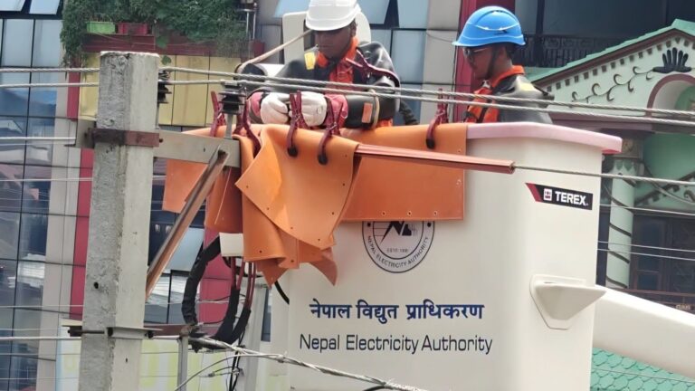 नेपालमा पहिलो पटक लाइन नकाटी विद्युत मर्मतको परीक्षण सुरु
