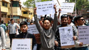 सीमा विवादमा नेविसंघको विरोध गर्दै युवाहरूले प्लेकार्ड बोकेको दृश्य