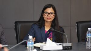 सोबिता गौतम आरएसपी विषयसँग सम्बन्धित समाचारका लागि बैठक कक्षमा माइक्रोफोन अगाडि बसेकी महिला