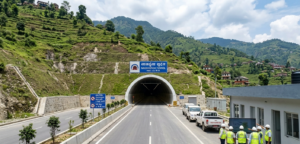 नागढुंगा सुरुङमार्गको मुख्य प्रवेशद्वार, जहाँ इन्जिनियर र कर्मचारीहरू सुरक्षा र पूर्वाधारको निरीक्षण गरिरहेका छन्।