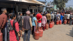 हेटौंडामा एलपी ग्यास अभावका कारण सिलिण्डरसहित लाइनमा बसेका उपभोक्ता