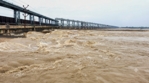 कोशी नदीको उच्च जलस्तर र कोशी ब्यारेजका खोलिएका गेटहरूको दृश्य