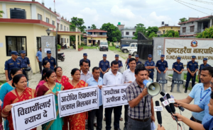 मोरङको सुन्दरहरैंचा नगरपालिका कार्यालय बाहिर विद्यार्थीहरूका लागि न्याय र आरोपित शिक्षक तथा कर्मचारीलाई तत्काल निलम्बनको माग गर्दै प्लेकार्ड बोकेर उभिएका स्थानीय समुदायका सदस्य र अभिभावकहरू।