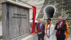 नागढुंगा–सिस्नेखोला सुरुङमार्ग उद्घाटन समारोहमा शिलालेख अनावरण गर्दै सरकारी अधिकारी तथा जापानी प्रतिनिधि