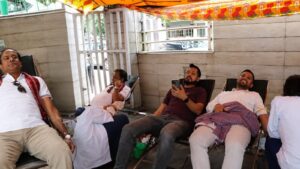 सिटी एक्सप्रेसको रक्तदान कार्यक्रममा कुर्सीमा बसेर रक्तदान गर्दै सहभागीहरू