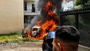 कीर्तिपुर ट्याङ्लाफाँट क्षेत्रमा आगलागी भएको कारबाट निस्किएको ठूलो आगो र धुवाँको दृश्य।