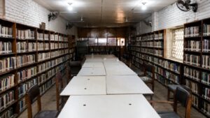 भृकुटीमण्डप सार्वजनिक पुस्तकालयको भित्री दृश्य, पुस्तकले भरिएका र्याक र बीचमा अध्ययन टेबलहरू